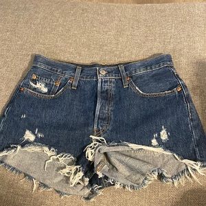 GENTLY USED LEVI WOMEN SHORTS SIZE 29